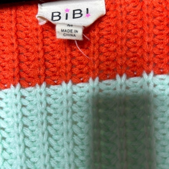 Bibi raw hem Colorblock Sweater cropped size medium - Picture 6 of 9